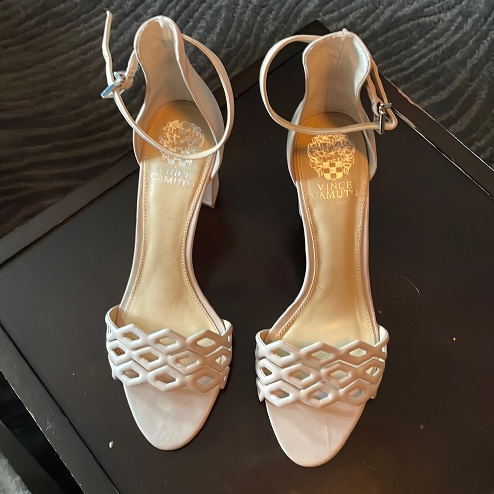 Vince camuto nude leather ankle strap sandals size 9-1/2 medium.